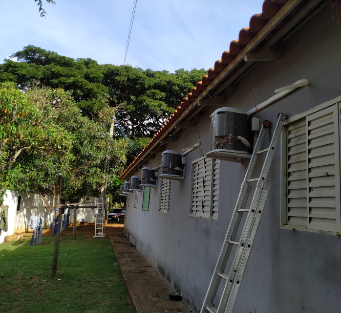 Conjunto de unidades externas instaladas pela Doctor Frio