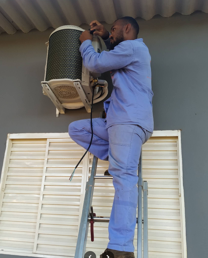 Técnico da Doctor Frio trabalhando numa unidade externa de ar-condicionado