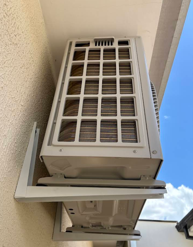 Unidade externa de ar-condicionado instalada em suporte